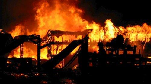 Požar zahvatio porodično imanje: Izgorjeli štala i sijeno, domaćini spasili stoku