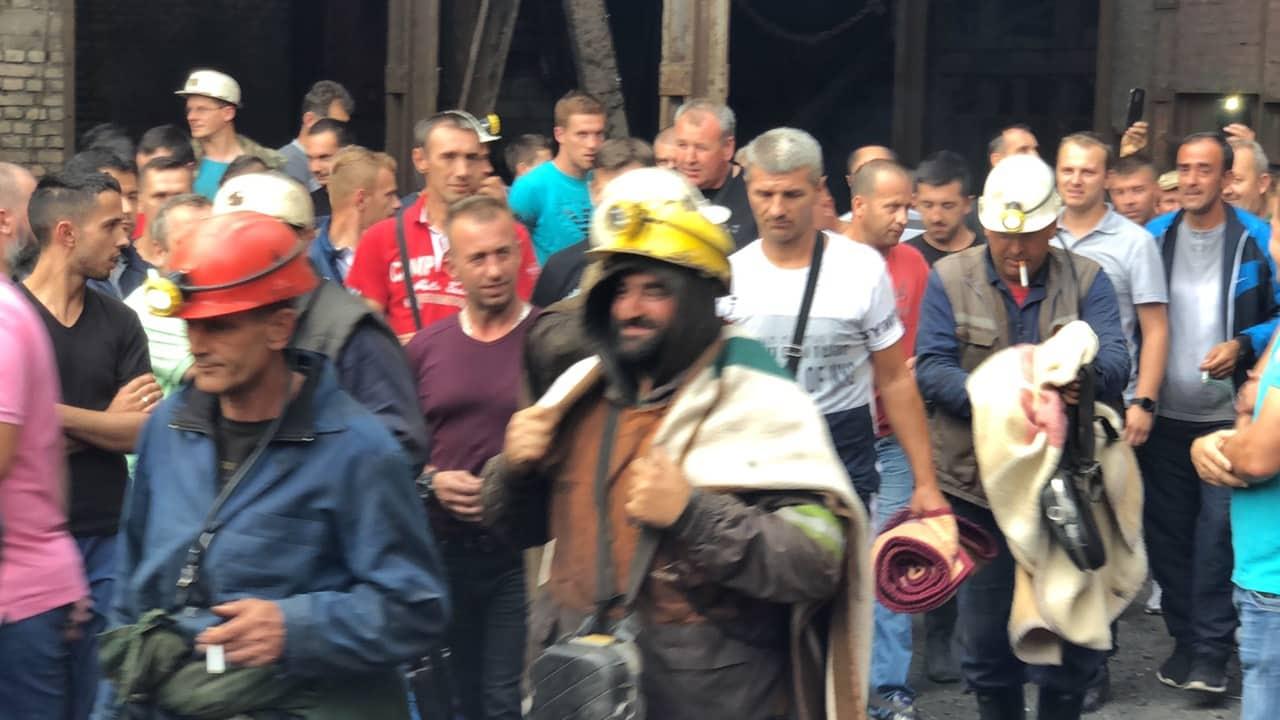 Uplakani rudari nakon izlaska - Avaz