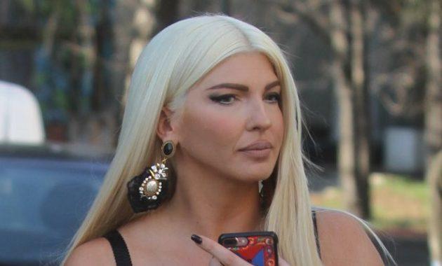 Jelena Karleuša cijela u zelenom, od sjaja za usne do štikli u obliku dolara