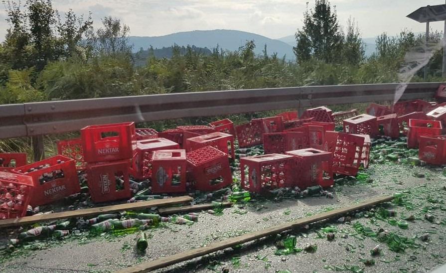 Tovar od nekoliko hiljada flaša pive završilo je na asfaltu - Avaz