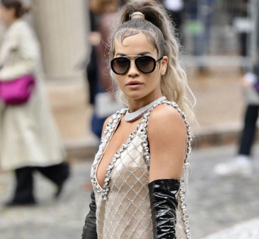 Rita Ora oduševila u haljinici i pokazala bujno poprsje