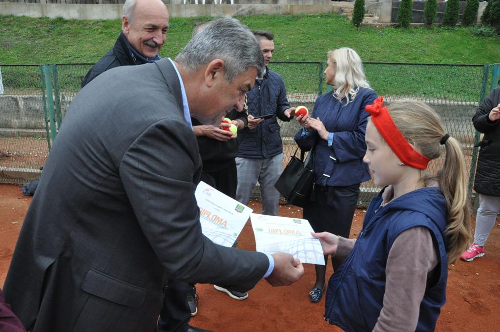 Polaznici škole tenisa sa predstavnicima Općine Centar na "Veselom danu tenisa" - Avaz