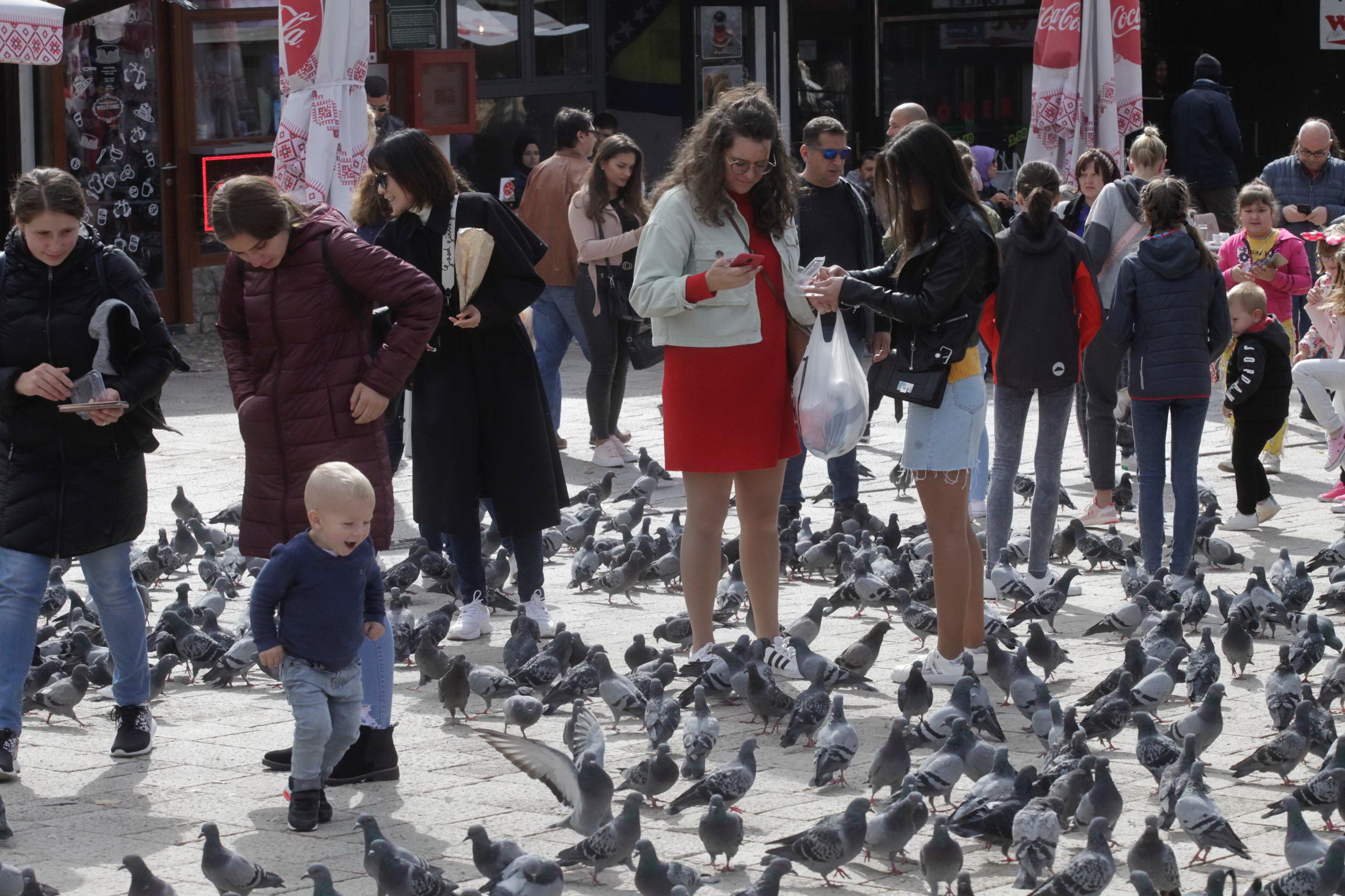 Centar Sarajeva prepun šetalaca i turista - Avaz