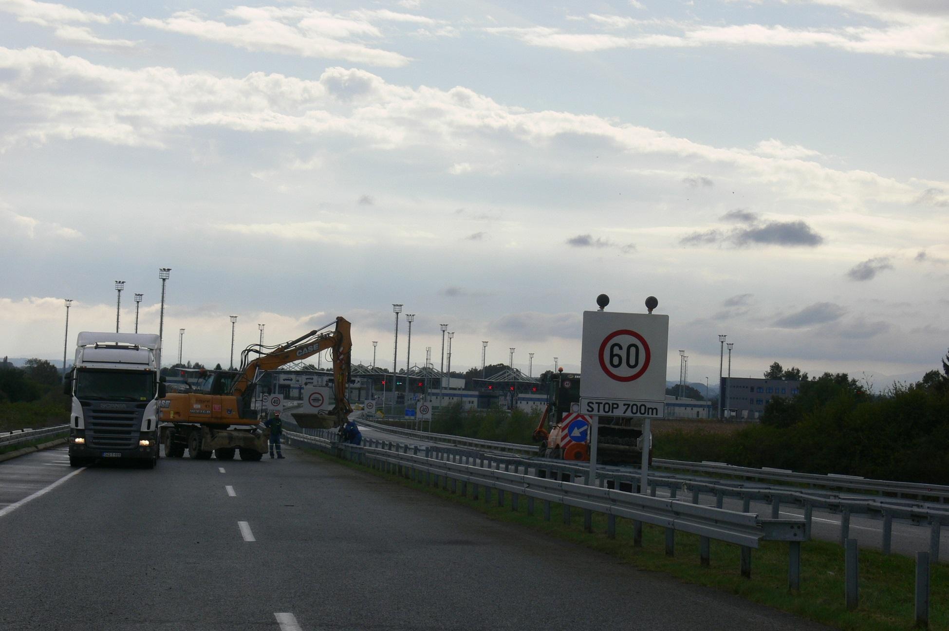 {"Avaz" na licu mjesta} / Ekipe već počele graditi most na Savi