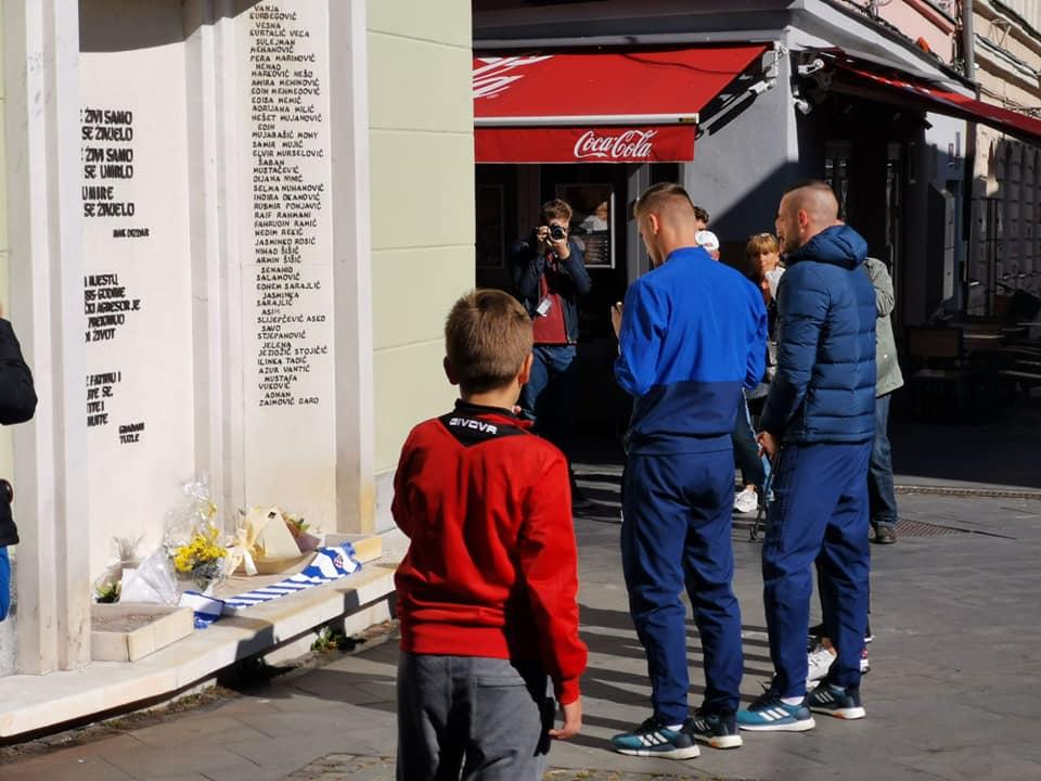 Igrači Dinama položili cvijeće i odali počast ubijenim na tuzlanskoj Kapiji