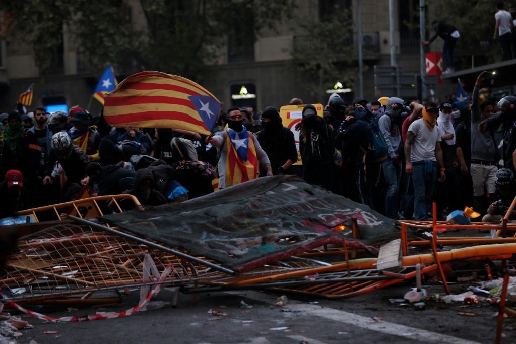 Sukobi demonstranata i policije u Barceloni - Avaz