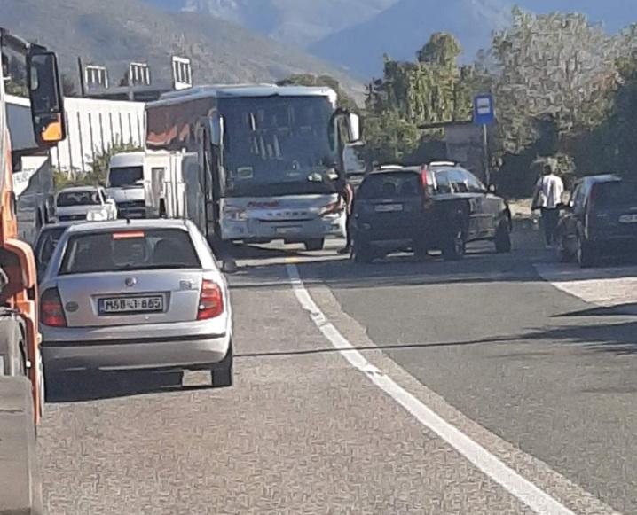 Teška nesreća kod Mostara: U sudaru autobusa i automobila više povrijeđenih osoba