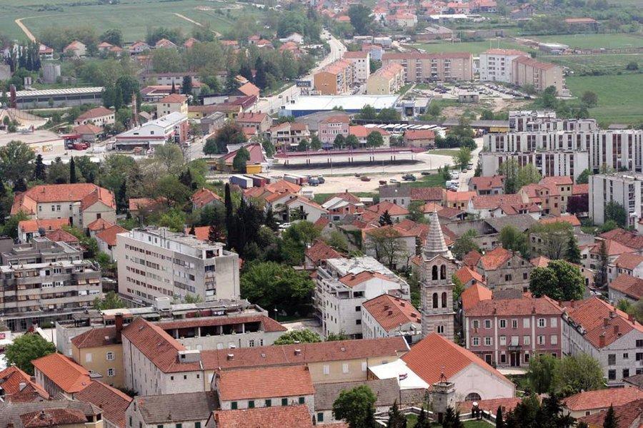 Muškarac se zabarikadirao i prijeti eksplozijom, pozvan pregovarač