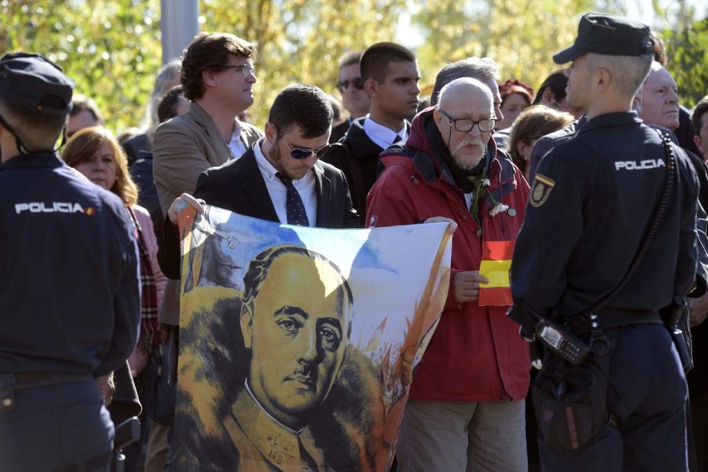 Frankove pristalice se okupile u znak protesta protiv ekshumacije - Avaz