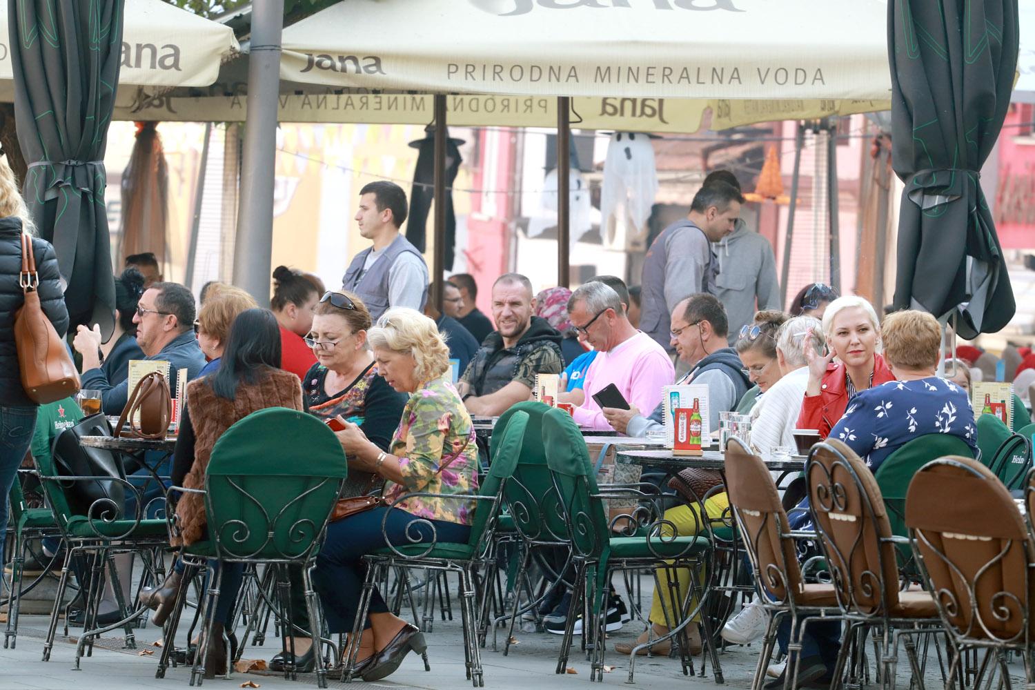 Sunčana subota izmamila Tuzlake u šetnju