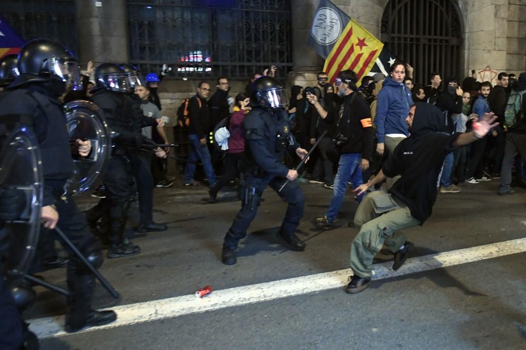 Policija se sukobila s demonstrantima - Avaz