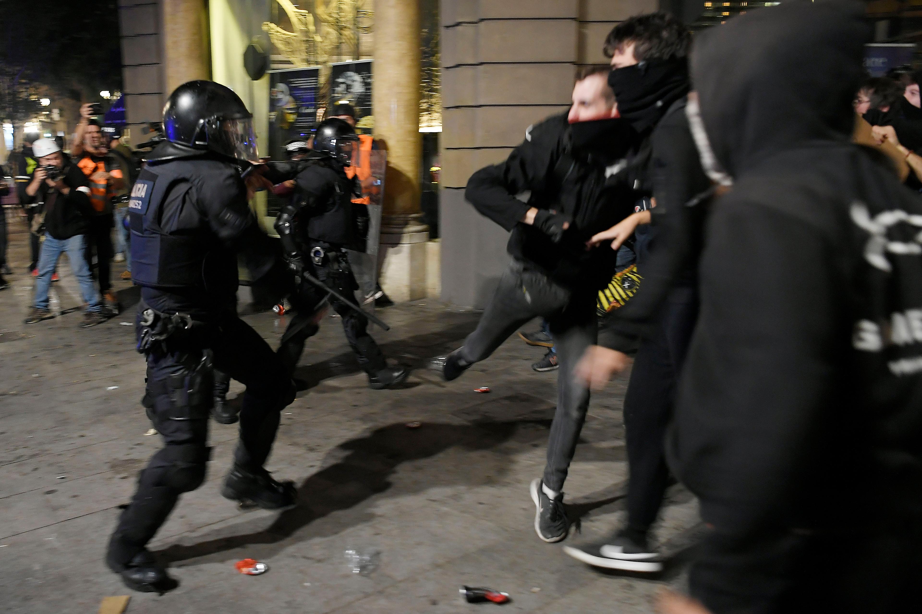 Policija rastjeruje demonstrante - Avaz