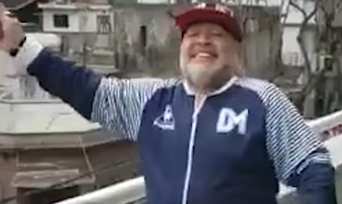 Ovo može samo Maradona: Pogledajte kako je Mali zeleni navijače protivničkog kluba bacio u trans