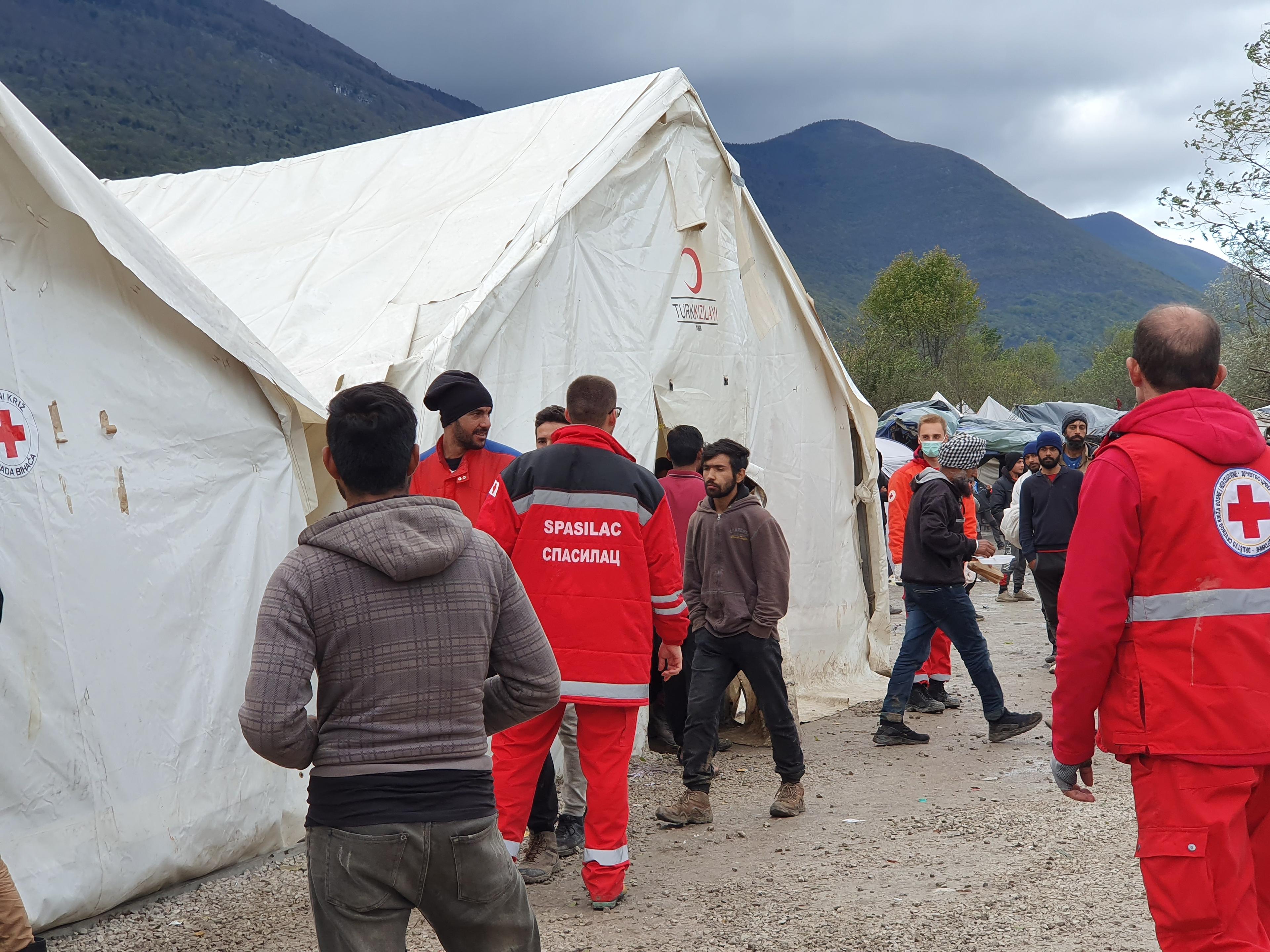 Migranti u koloni čekaju ručak - Avaz