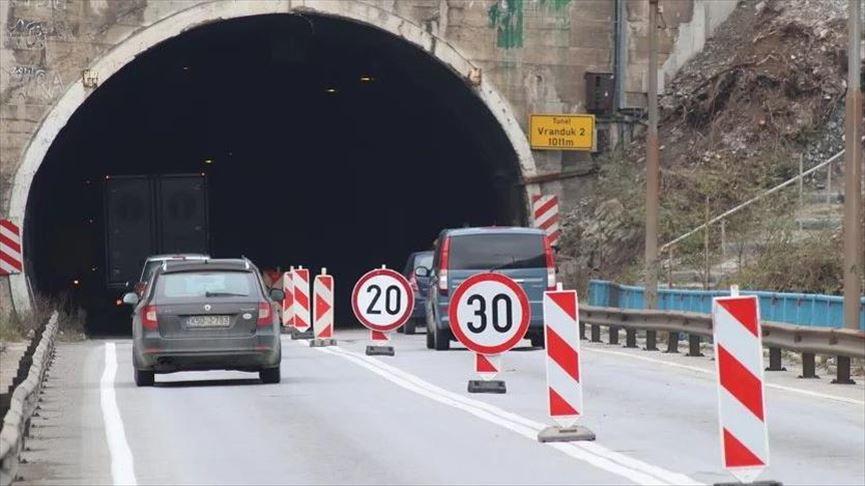 Zbog asfaltiranja mostova kod tunela Vranduk II saobraćaj se odvija naizmjenično, jednom trakom