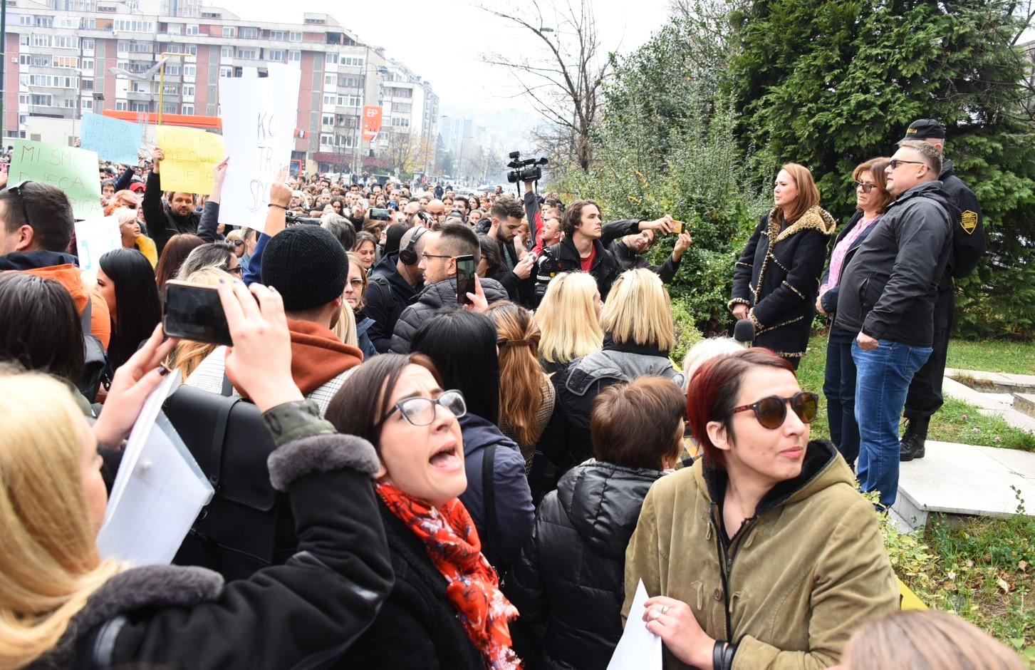 Stotine građana ispred Vlade FBiH - Avaz