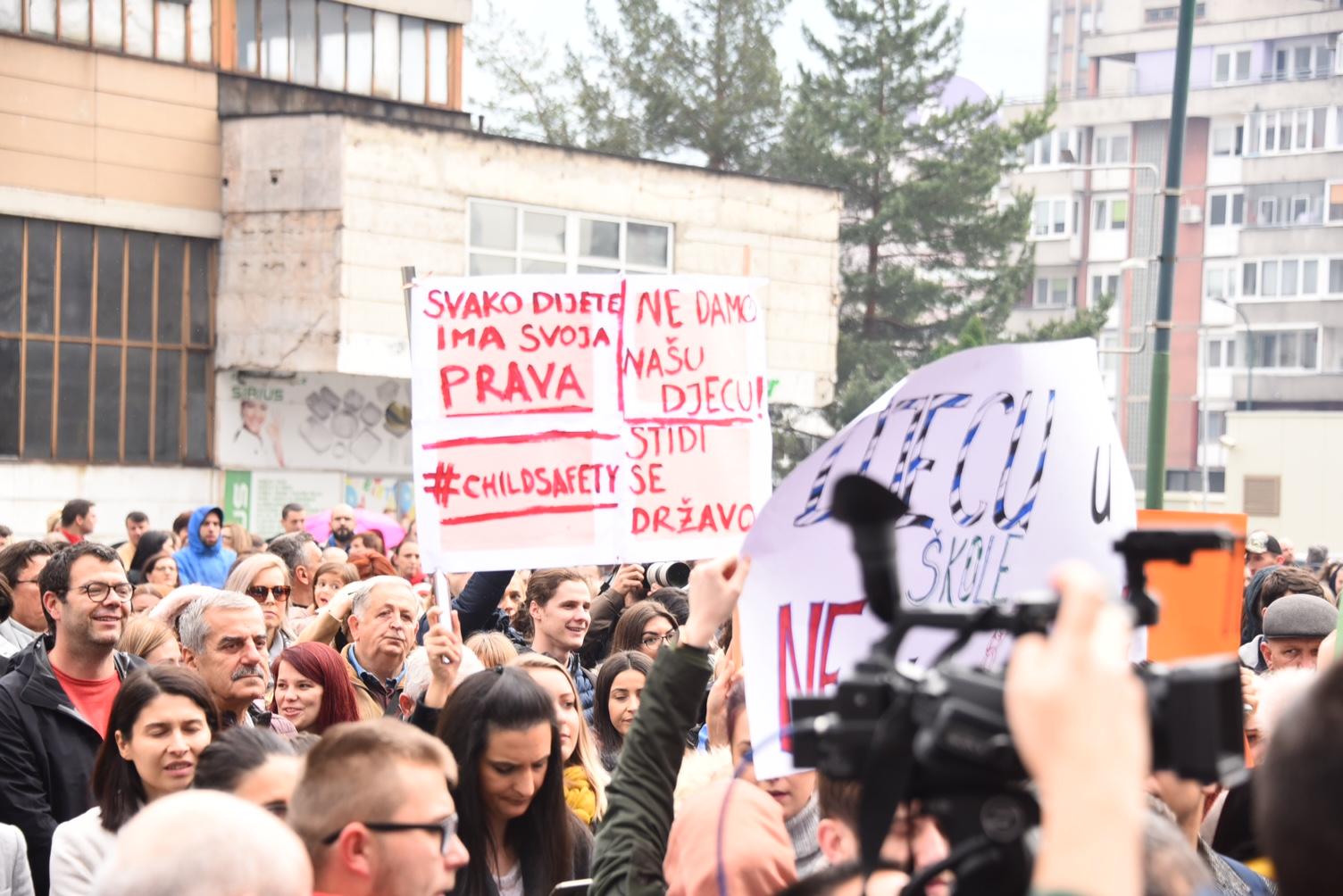 Okupljene građane niko iz Vlade nije primio, najavljeni novi protesti dok se ne riješi slučaj "Pazarić"