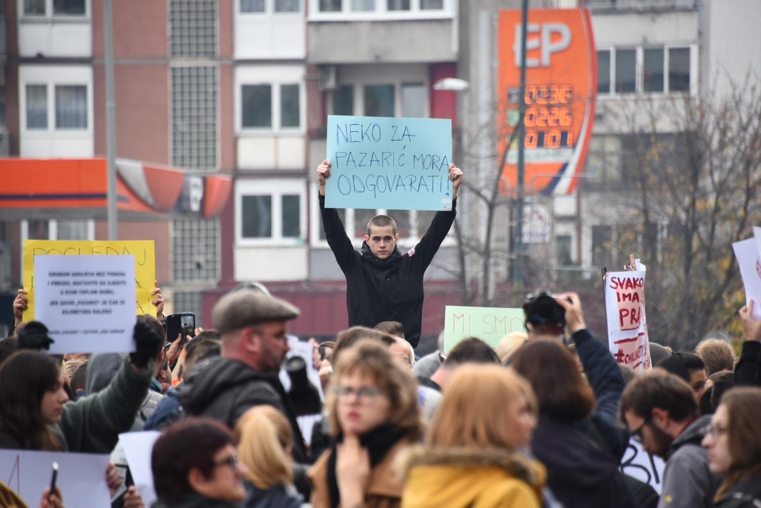 Nekoliko stotina građana na protestima ispred Vlade FBiH - Avaz