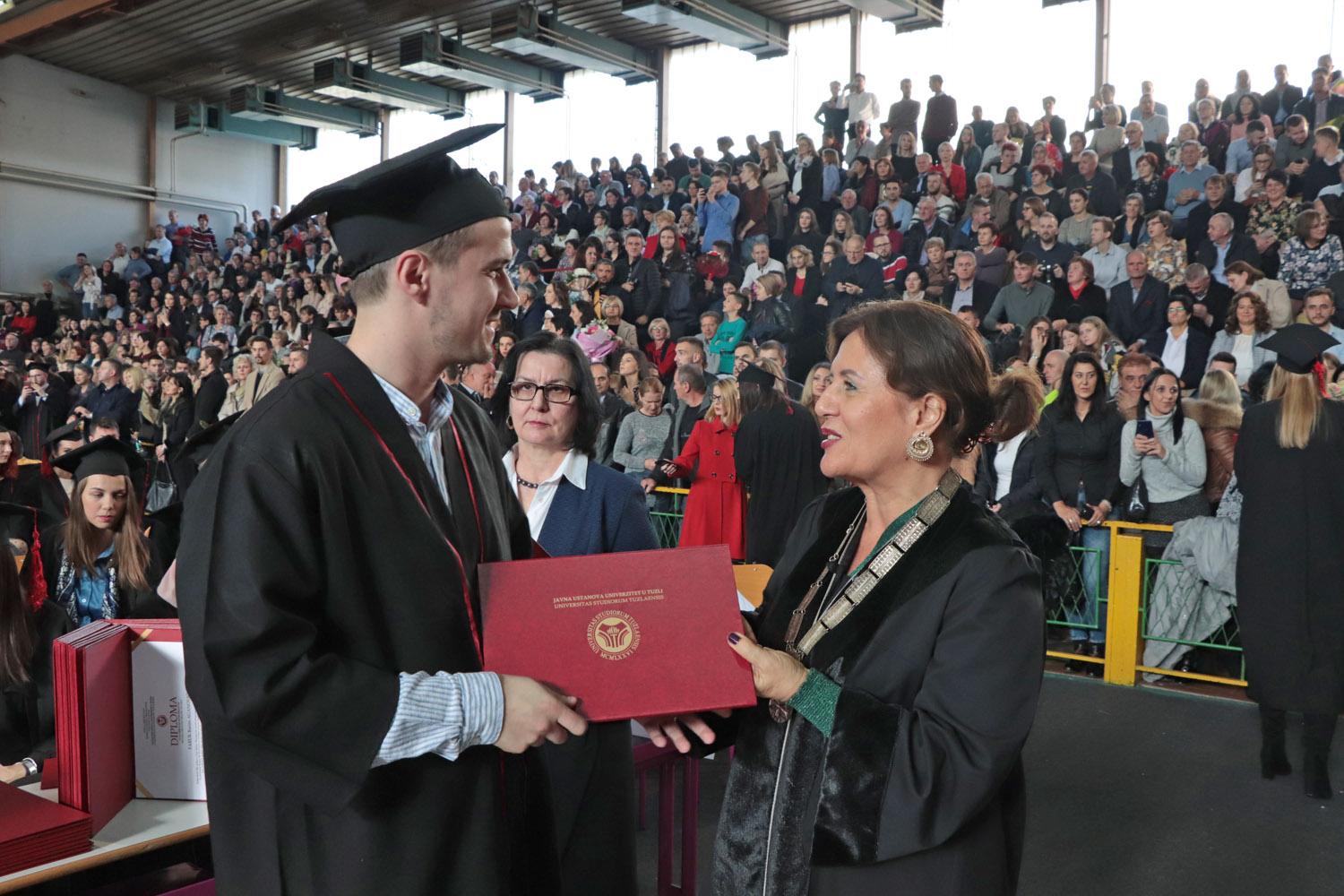 Svečana promocija diplomanata i magistra Univerziteta u Tuzli - Avaz