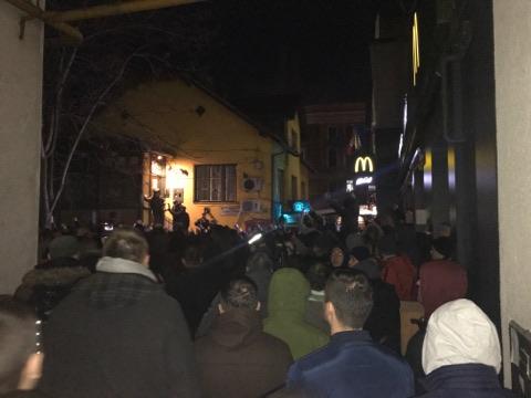 Više od hiljadu navijača Sarajeva protestira ispred prostorija kluba