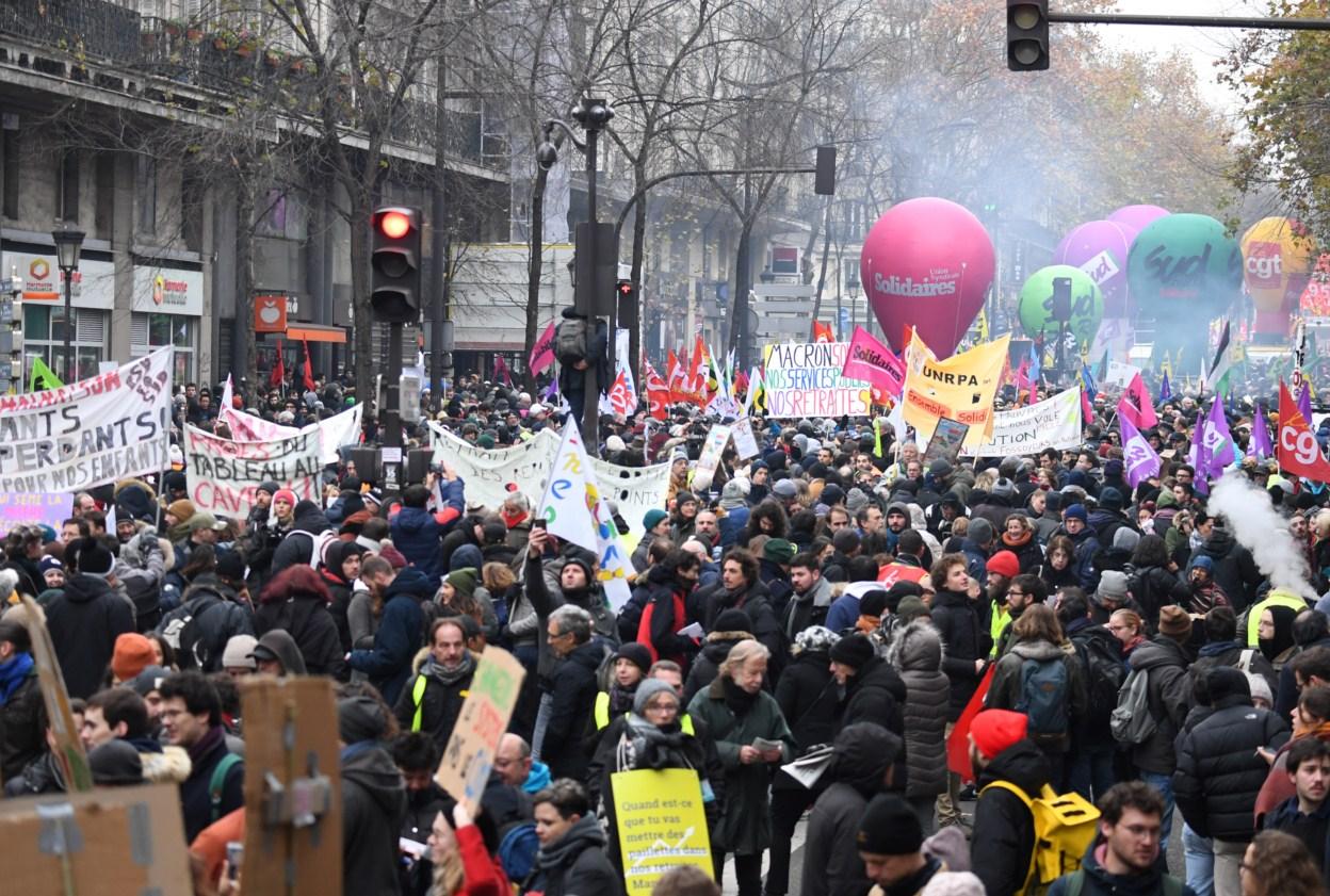 Hiljade ljudi na ulicama - Avaz