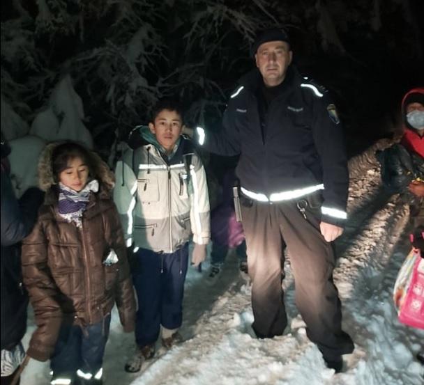 Ekskluzivne fotografije: Kako su bh. graničari spasili troje djece, trudnicu i dva muškarca sa surove Plješevice