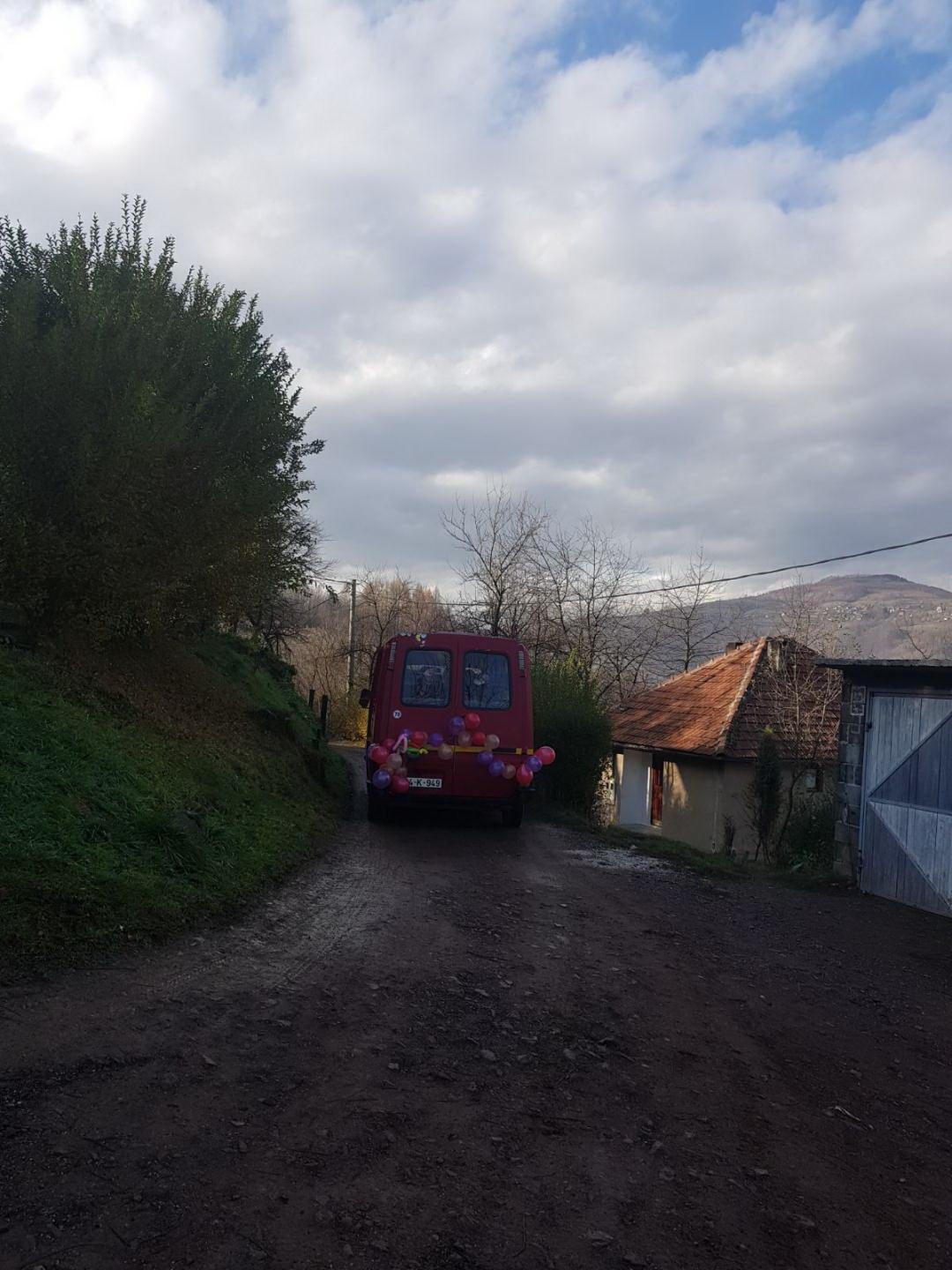 Minibus okićen balonima - Avaz