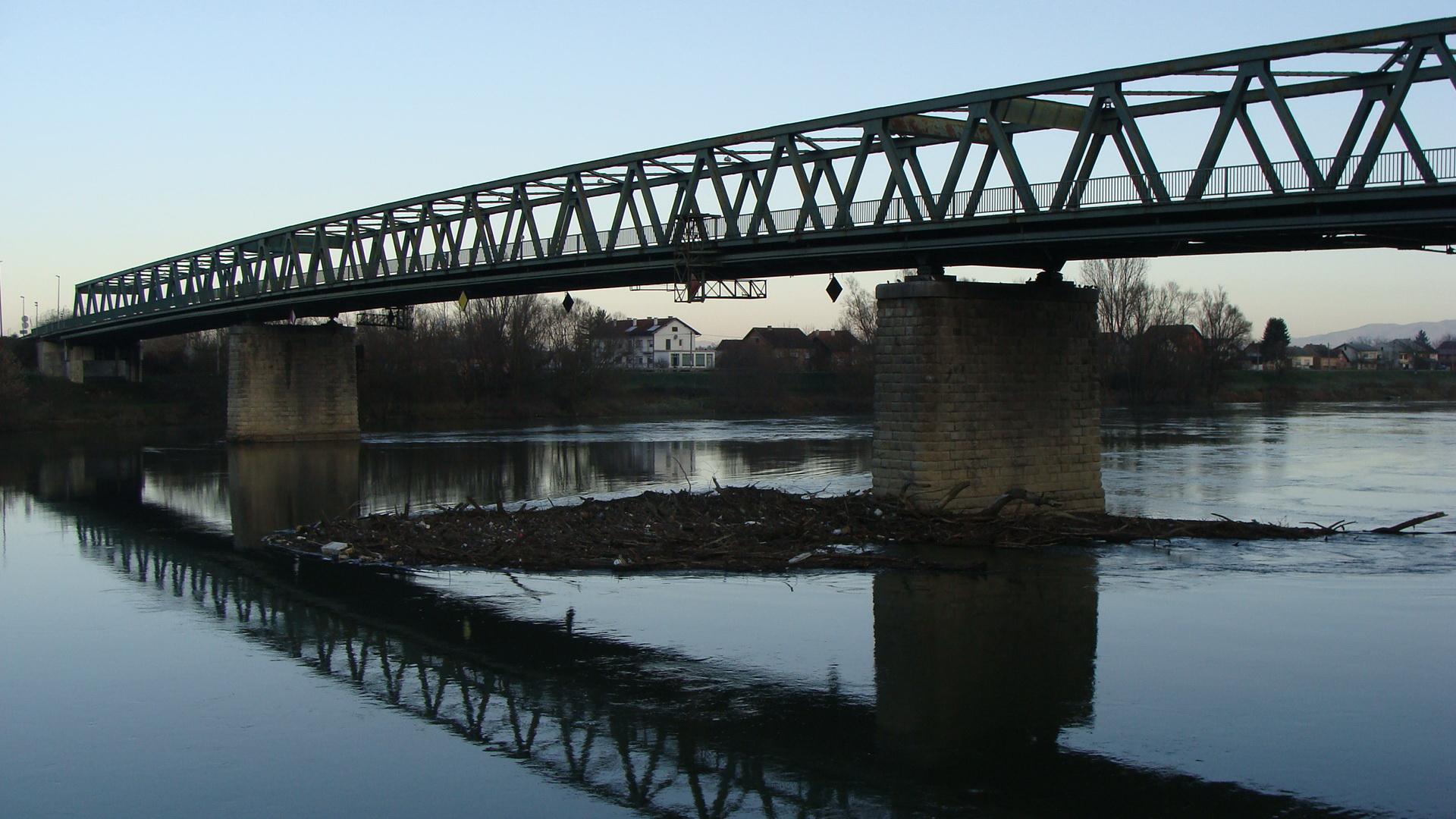 Sava se povlači, ostaje ogromno smeće