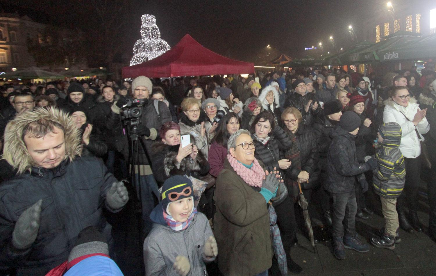 Koncertom "Bombaj štampe" otvoren "Zimsko grad" u Tuzli - Avaz