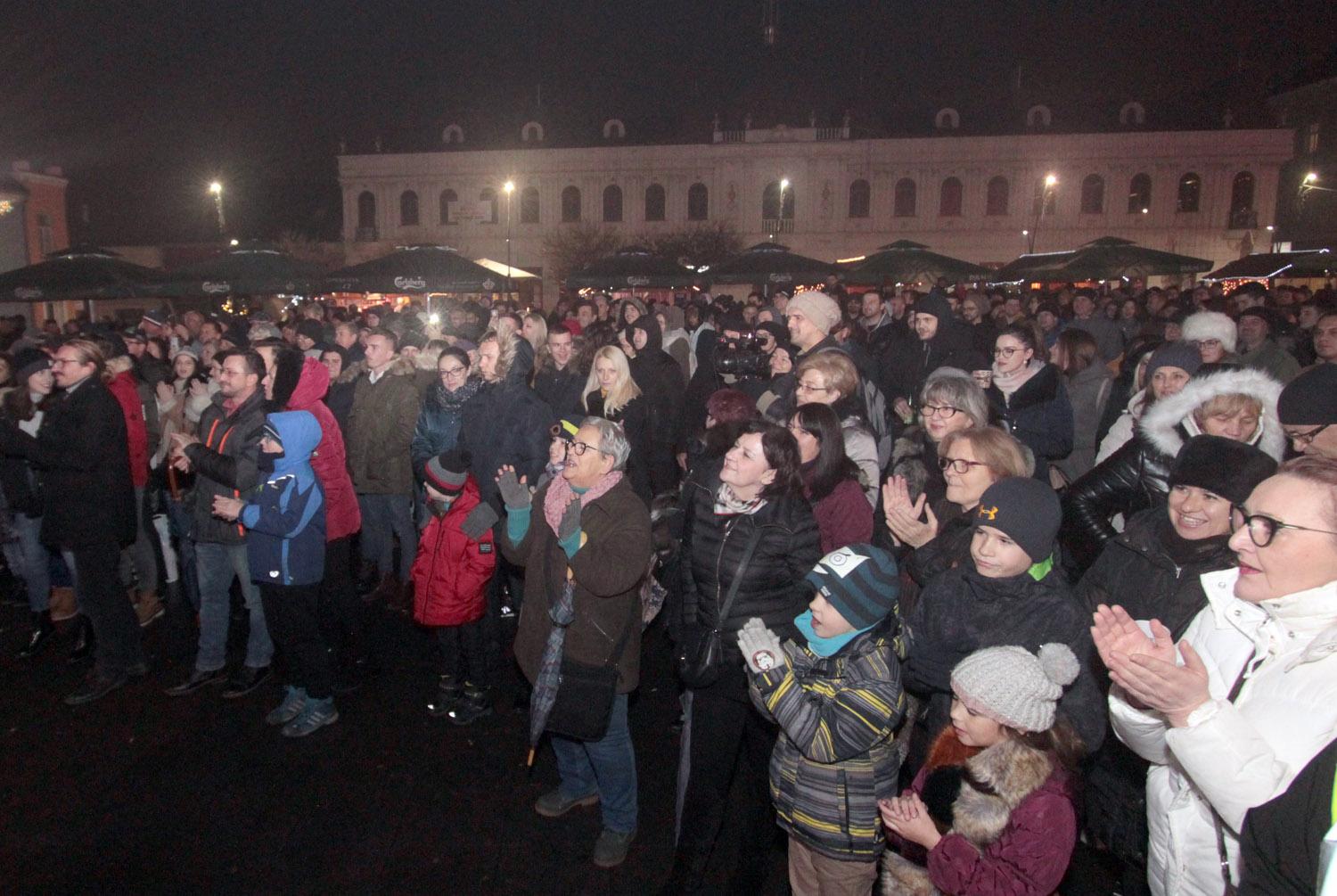 Koncertom "Bombaj štampe" otvoren "Zimsko grad" u Tuzli - Avaz