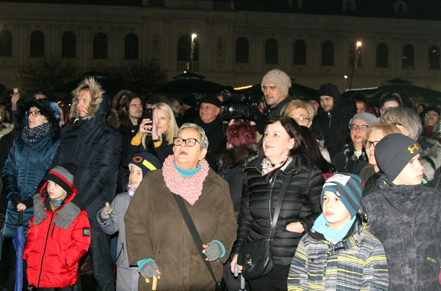 Koncertom "Bombaj štampe" otvoren "Zimsko grad" u Tuzli - Avaz