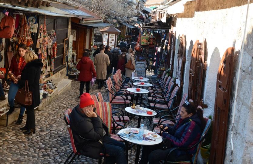 Turisti piju kafu u baštama - Avaz