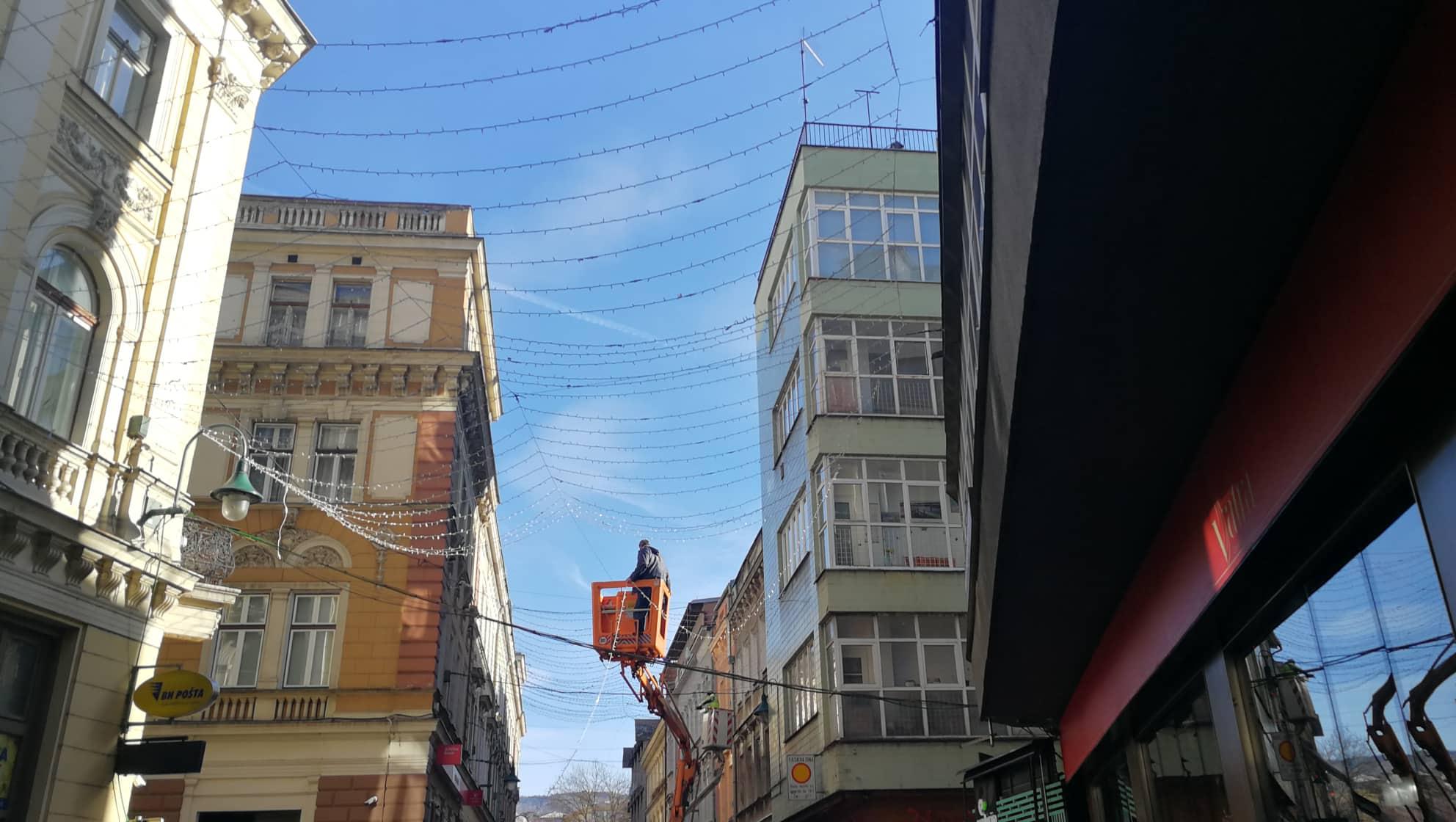 Ulice u bh. prijestonici polako dobivaju svoje novogodišnje ruho - Avaz