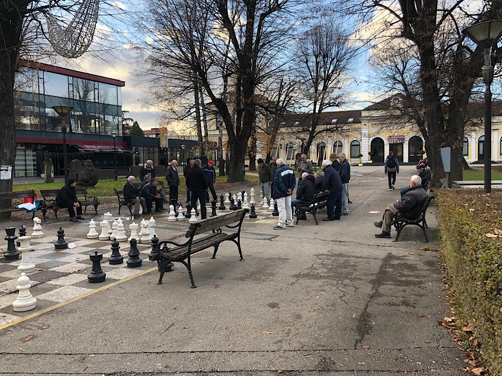 Penzioneri u Banjoj Luci krate vrijeme partijom šaha