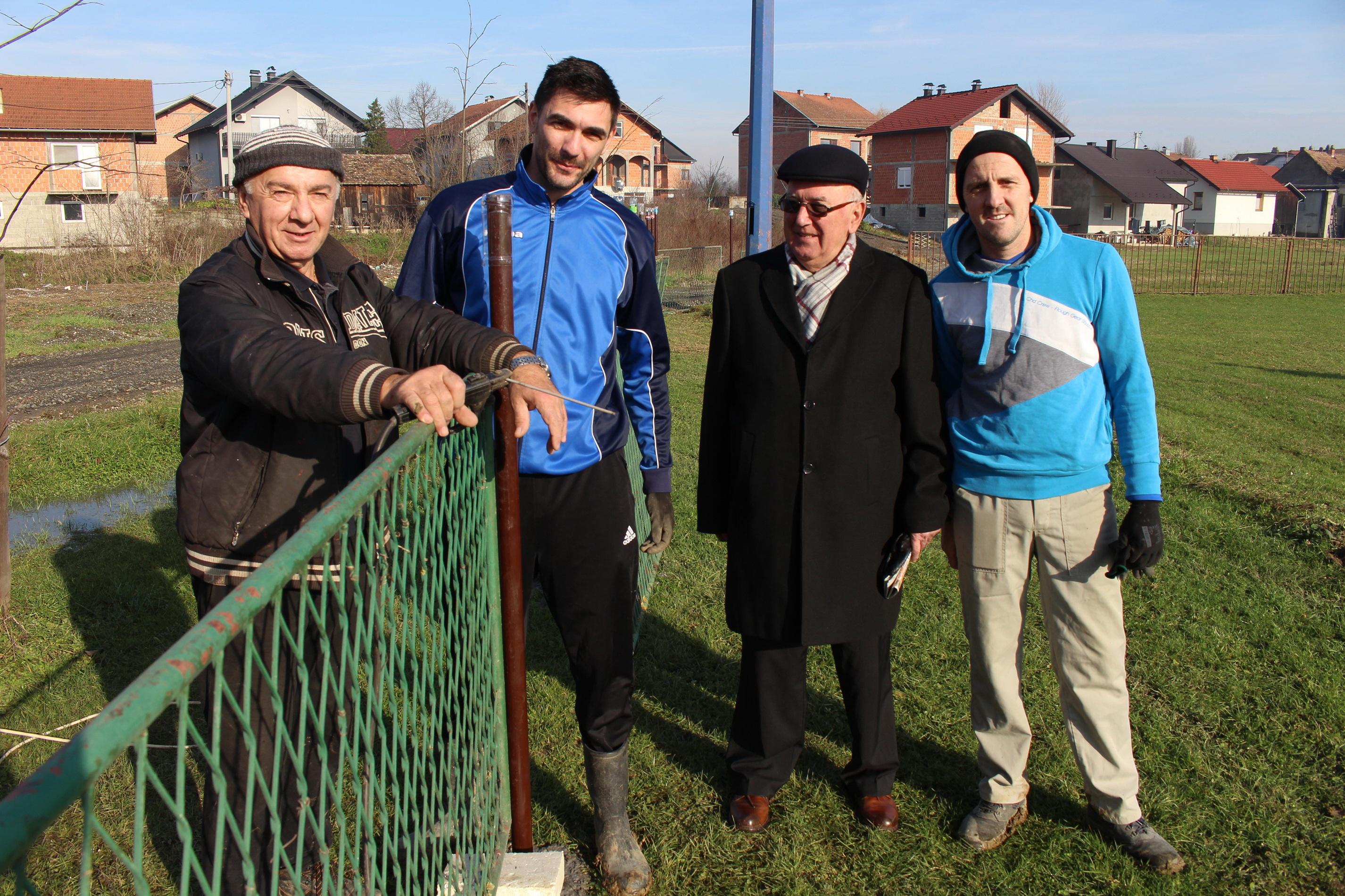 Trener, fudbaleri i članovi uprave uređuju stadion