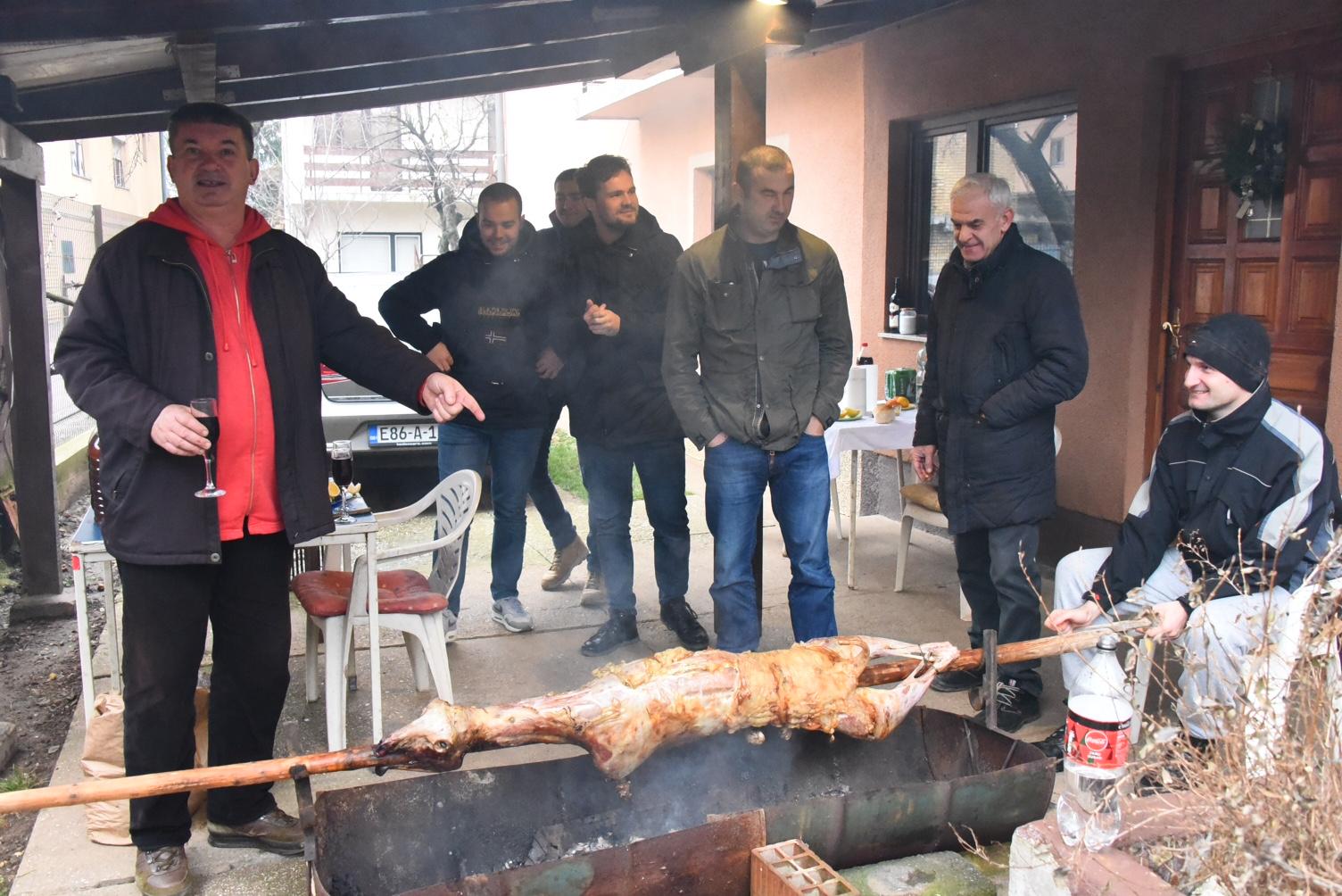 Sarajlija Tomislav Rozić već 23 godine uoči Božića okrene janje: Ovo je Bosna, to je moj raj!