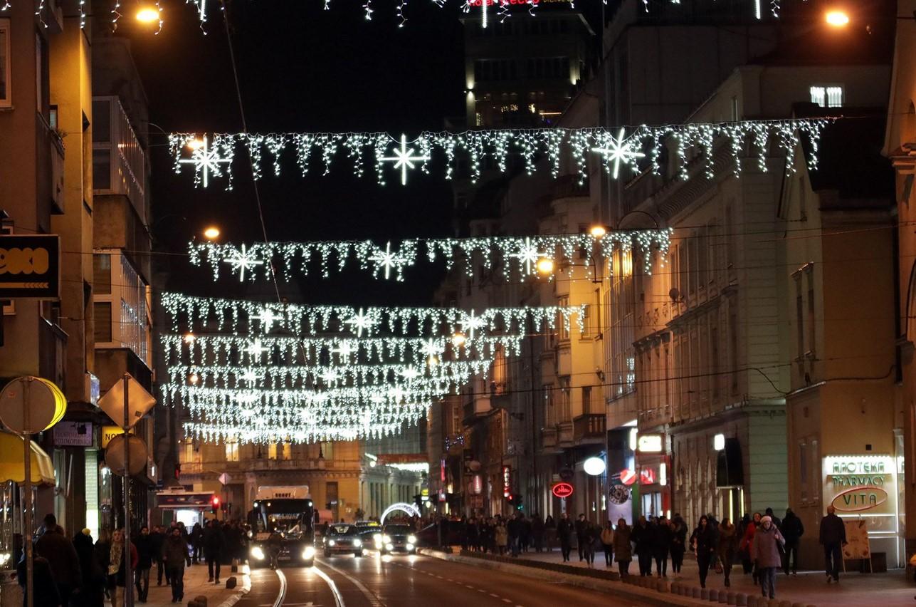 Novogodišnji ukrasi probudili duh praznika na sarajevskim ulicama