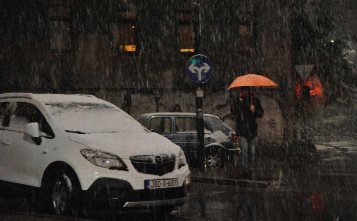 Saobraćaj u BiH odvija se usporeno, oprez zbog snijega koji pada