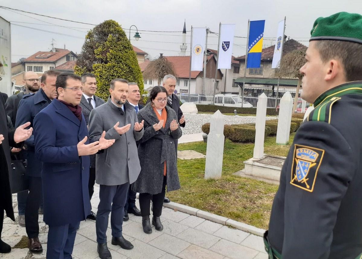 Gradonačelnik Istanbula na mezaru Alije Izetbegovića: Bio je svjetlo svom narodu u najtežim vremenima