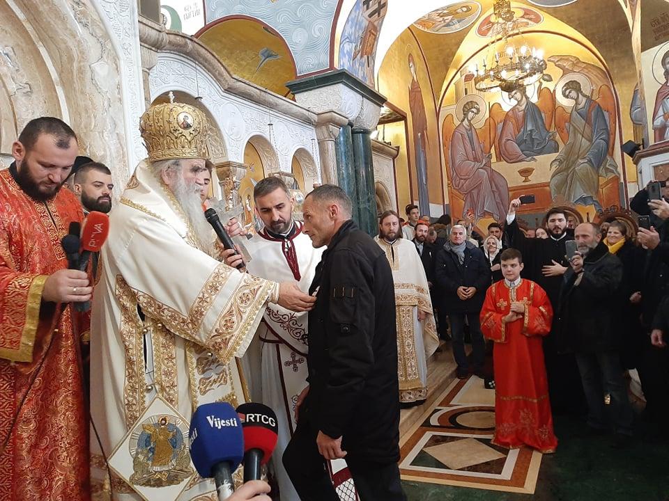 Mitropolit Amfilohije odlikovao policajca Miloja Šćepanovića