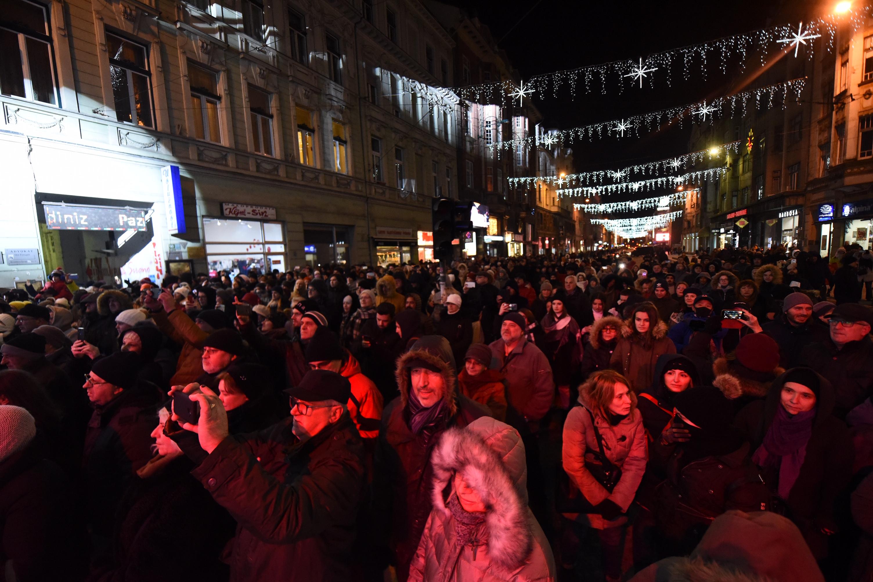 Koncertom orkestra "Pop klasik" počelo zagrijavanje za najluđu noć