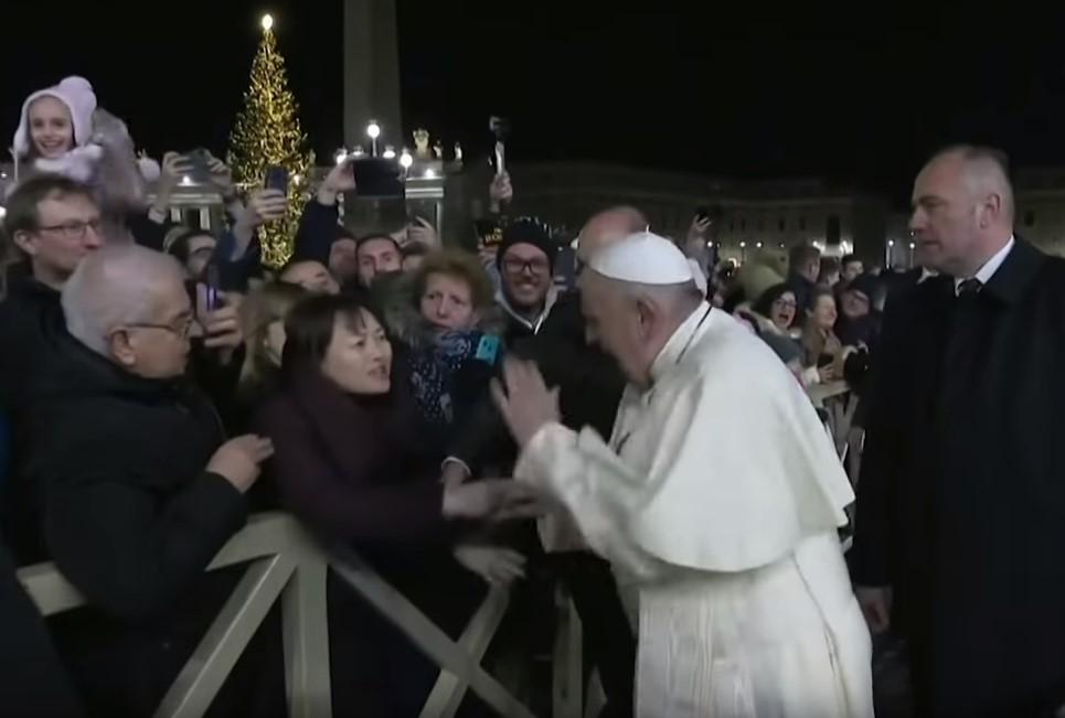 Papa Franjo se naljutio na vjernicu: Povukla ga za ruku i nije puštala, pogledajte šta se potom dogodilo