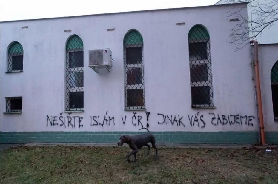 Na džamiji u Brnu ispisani prijeteći grafiti: Ne širite islam, ubit ćemo vas