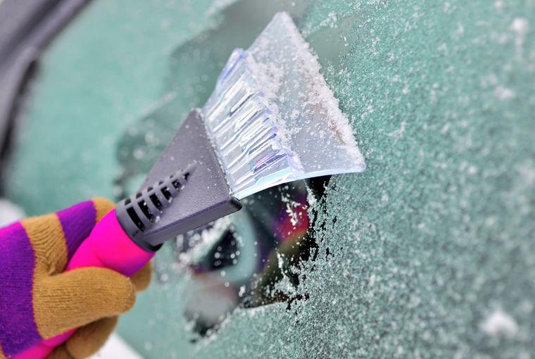 Trikovi iskusnih vozača: Kako se najlakše riješiti leda sa stakla, brave ili vrata