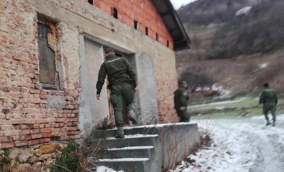 Policajci ulaze i u napuštene kuće - Avaz