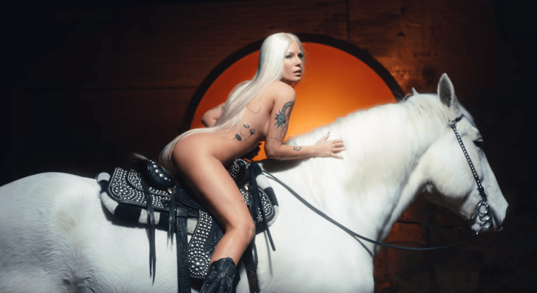 Potpuno gola uzjahala konja: Šokirala skandaloznim spotom za novu pjesmu