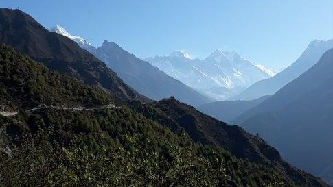 Umjesto snijega, trava na Mont Everestu