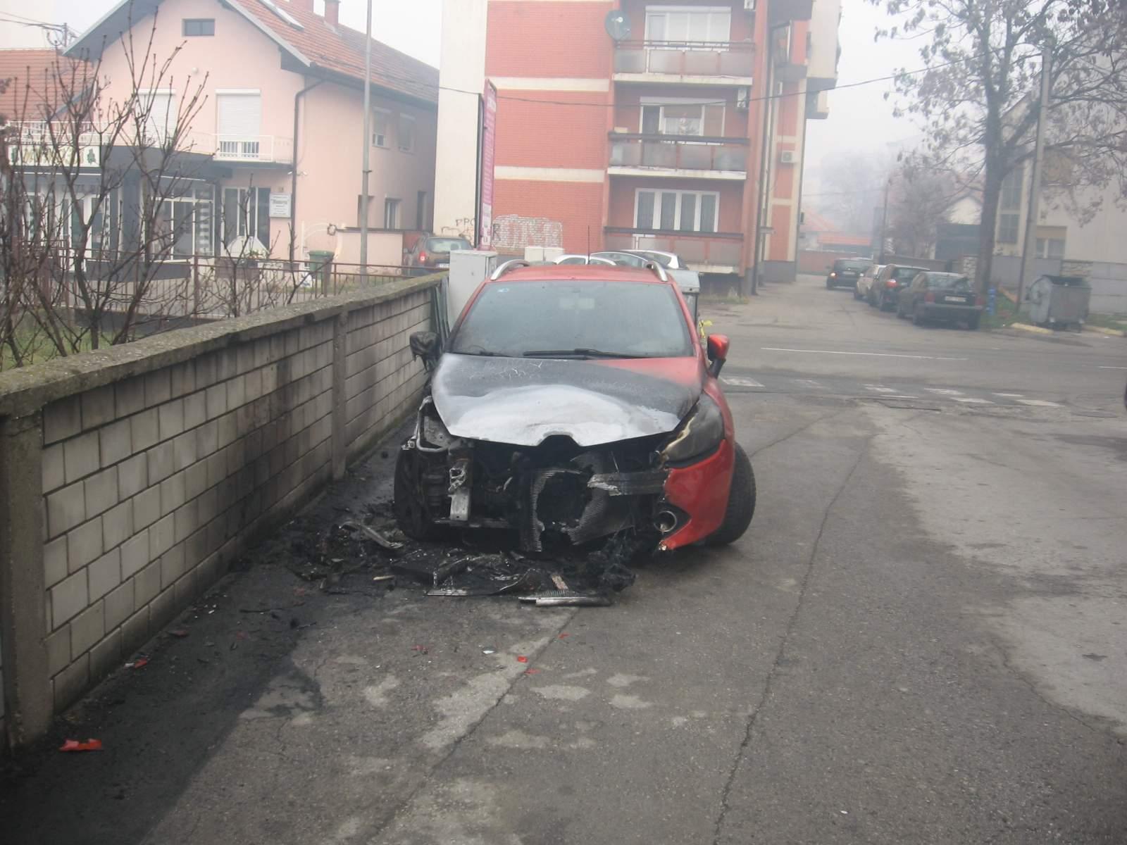 Zapaljen Kulićev Renault: Sveštenik pozvao vatrogasce