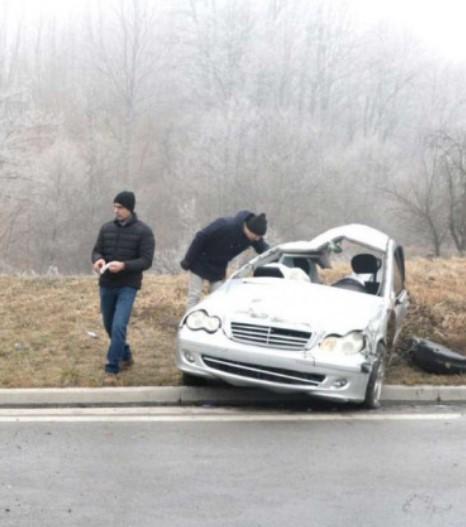 Smrskani Mercedes u kojem su bili mladići - Avaz