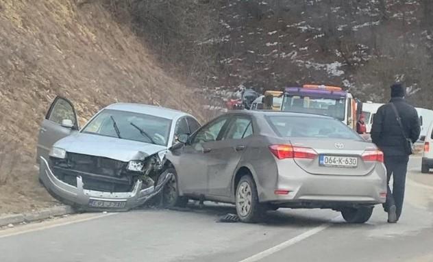 Vozač preminuo za volanom pa udario u drugi automobil